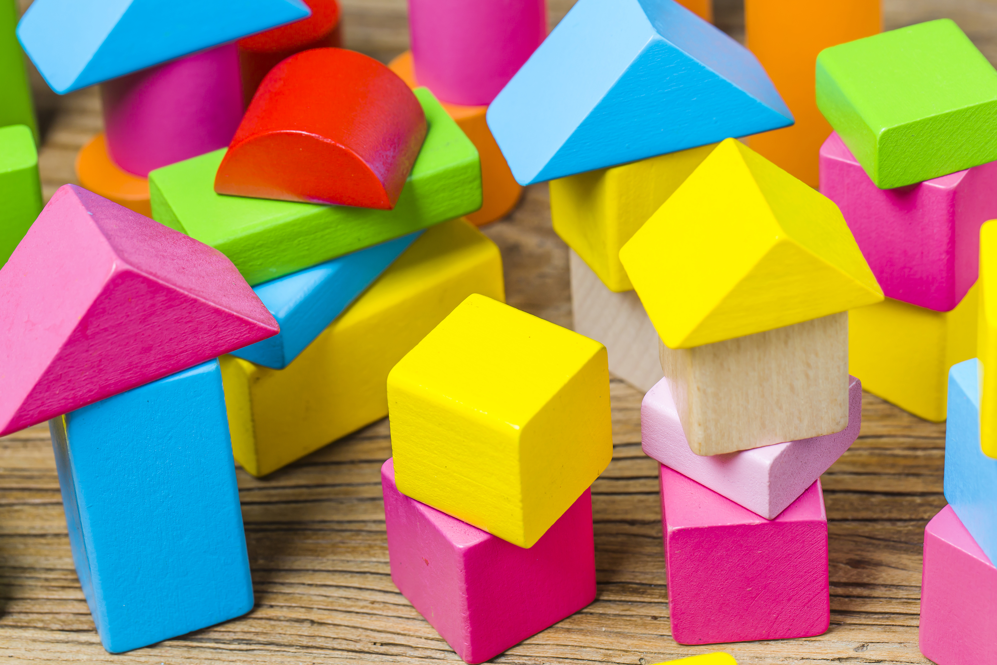 Building blocks on wooden background，Colorful wooden building blocks